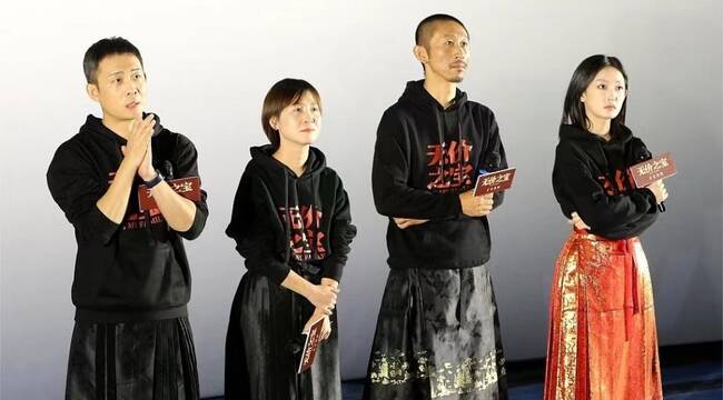 1935年,胡蝶和梅兰芳外出相遇,留下这张照片,气质极佳
