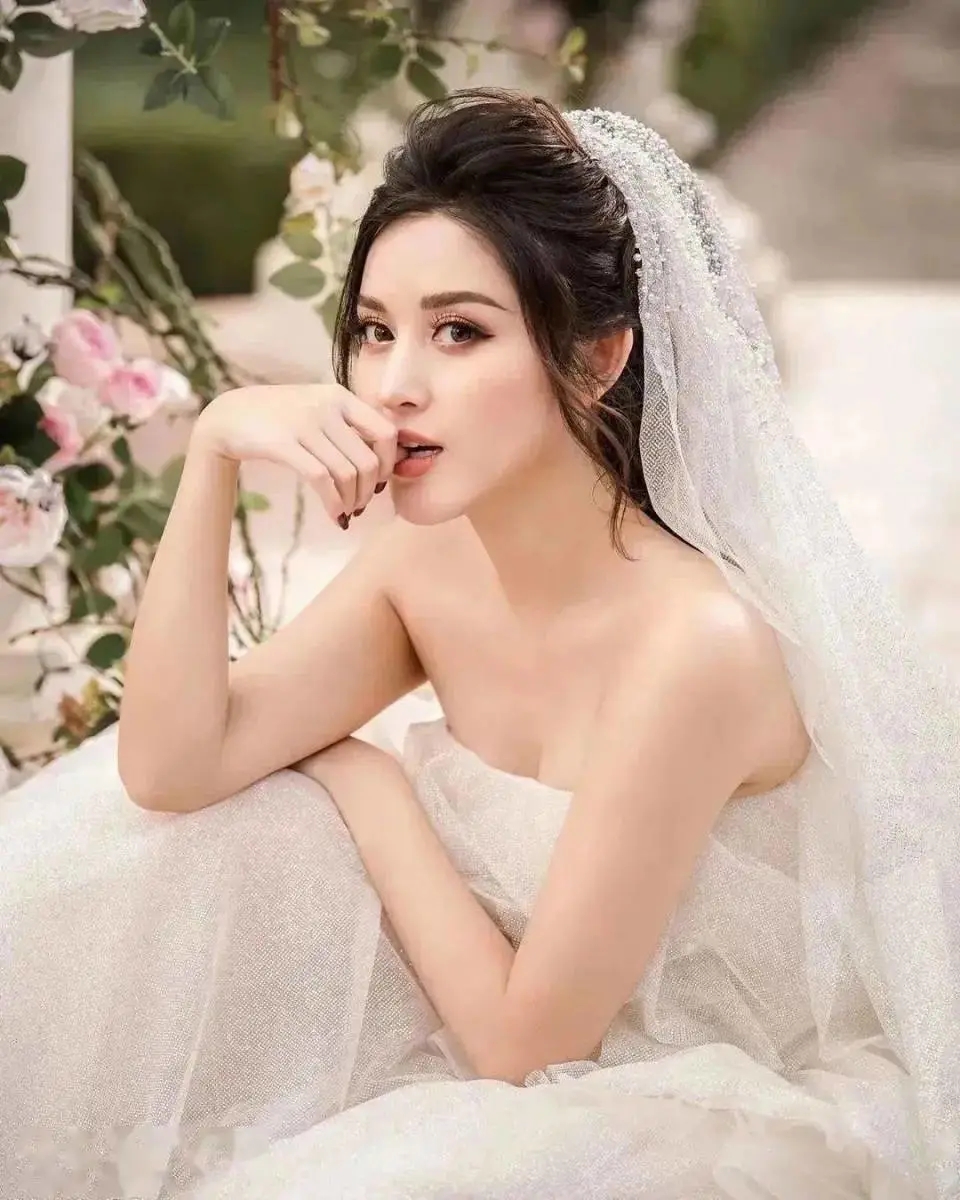 “菲利普亲王真可爱。九年前,他穿着军装“捉弄”女王,老伴笑成了少女