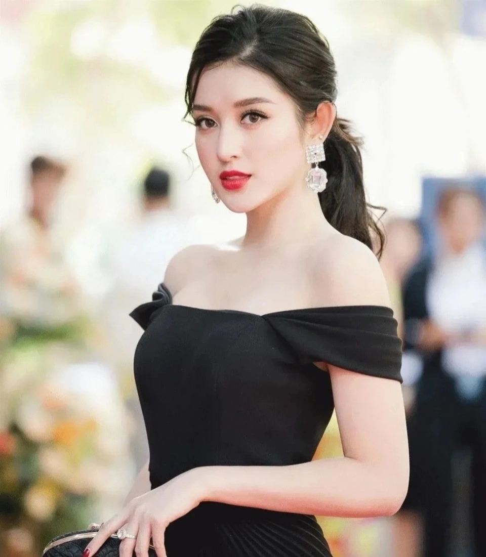 霸气!王思聪酒店怒指偷拍者维护美女