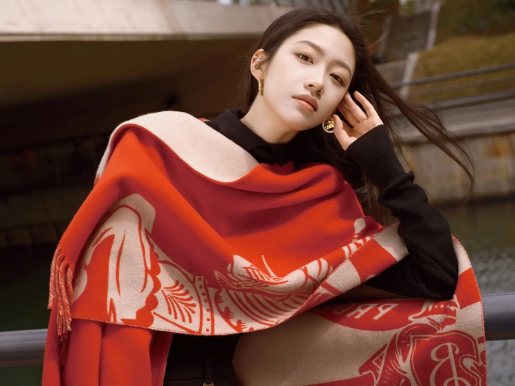 熊黛林带双胞胎女儿新加坡旅行，8岁Kaylor&Lyvia长相个性大不同，基因遗传太有趣！ 