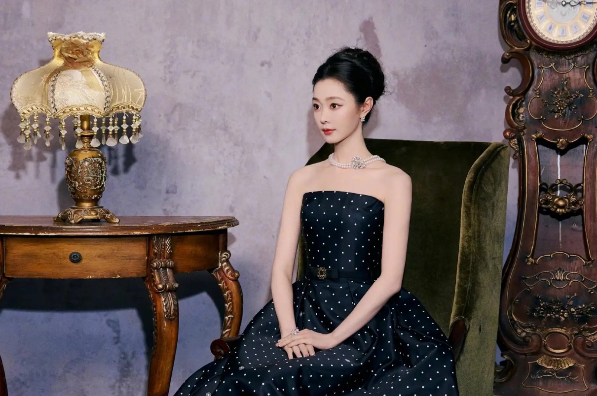 刘青云夫妇洛阳度假，58岁郭蔼明穿破洞裤，不用带娃不愁钱似40岁