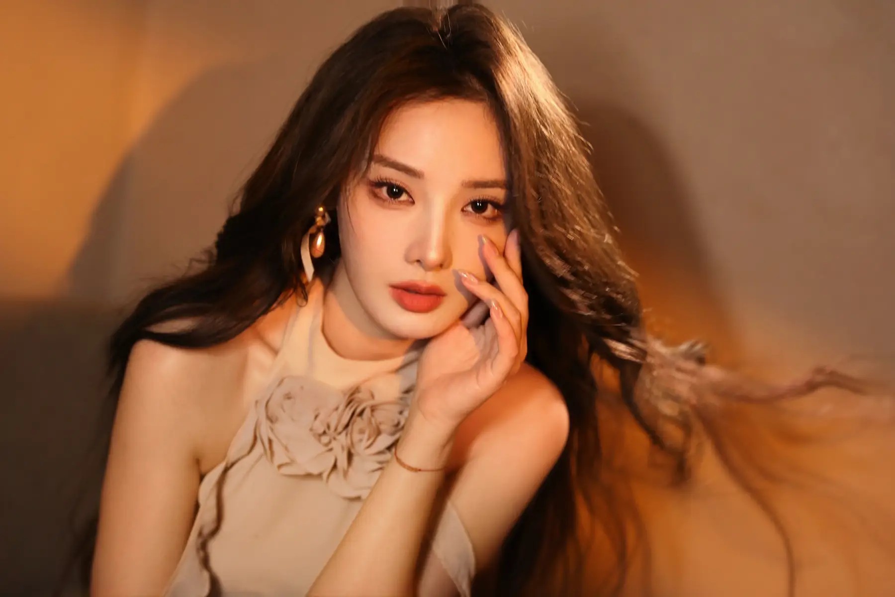 置身青翠自然中！SHINee珉豪《Marie Claire Korea》画报公开，以愈发深邃的气场展现自在魅力